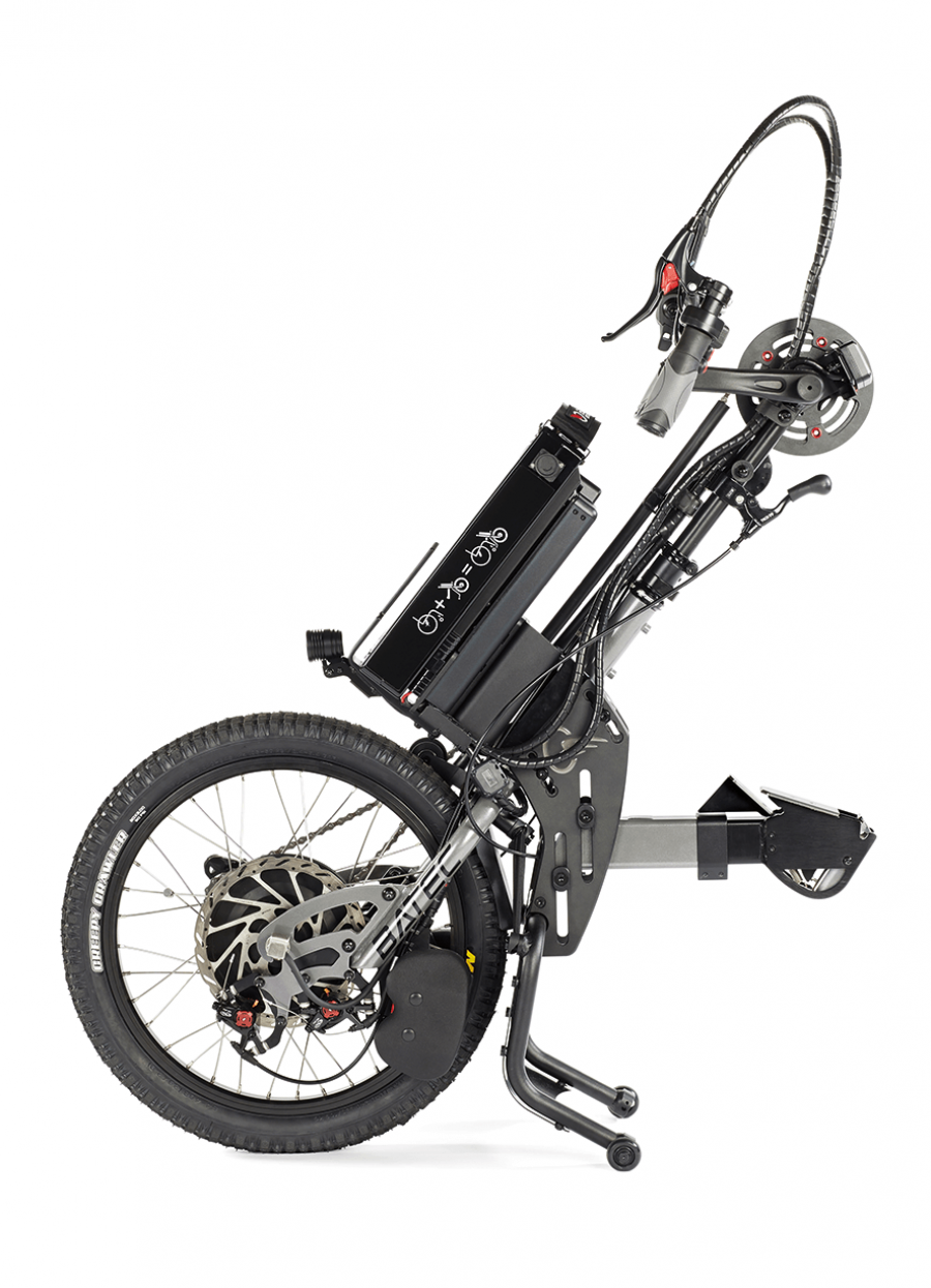Das Bild zeigt das elektrische Handbike BATEC HYBRID 2 als Freisteller auf einem weißen Hintergrund. Zu sehen ist das Handbike selbst, die Kurbelarme, der Akkupack, der grobstollige Reifen sowie der einzigartige Mudguard und die Dockingbar zur Befestigung am Rollstuhl. Das Gerät hat die Farben Schwarz und Grau.   