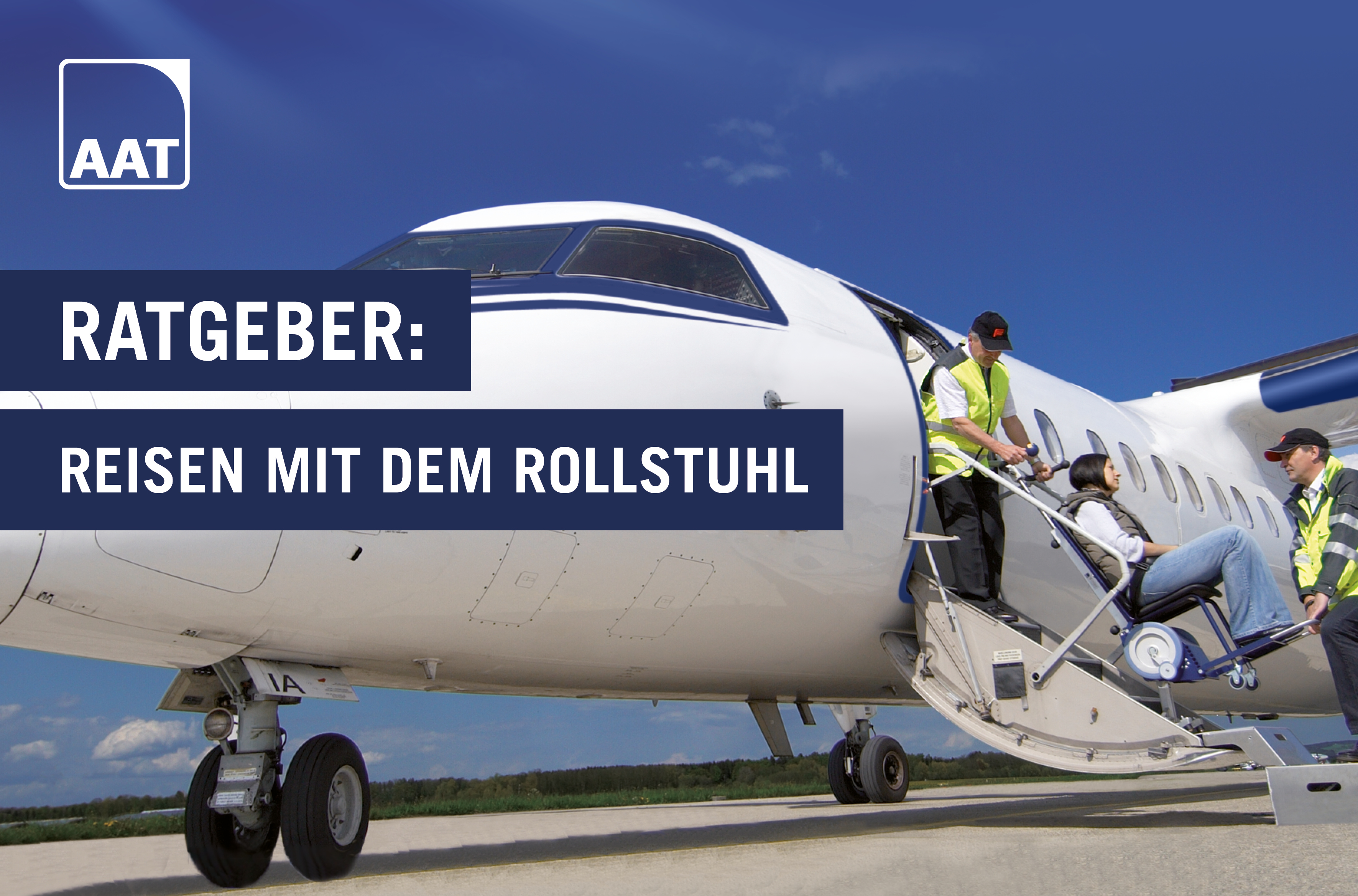 Das Bild zeigt ein kleines Flugzeug, das auf einem Flugplatz steht. Eine mobilitätseingeschränkte Frau mittleren Alters, wird von zwei Mitarbeitern des Bodenpersonals mit Hilfe eines mobilen Treppensteigers über die schmalen Treppen des Flugzeugs in das Flugzeug transportiert. Auf dem Bild ist der Titel des Blogbeitrages "Ratgeber: Reisen mit Rollstuhl" zu lesen. 