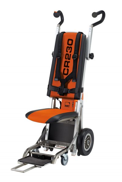 Das Bild zeigt den freigestellten Treppensteiger CR23 auf weißem Hintergrund. Zu sehen sind alle Komponenten der Treppensteighilfe. Die Antriebs- sowie Griff- und Sitzeinheit, Hosenträger und Beckengurt sowie der ausgefahrene Unterstützungsgriff.