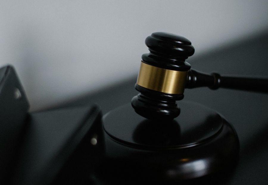 Das Bild zeigt einen älteren Herrn, der im Treppensteiger sitzt und eine Frau, die den Treppensteiger bedient.