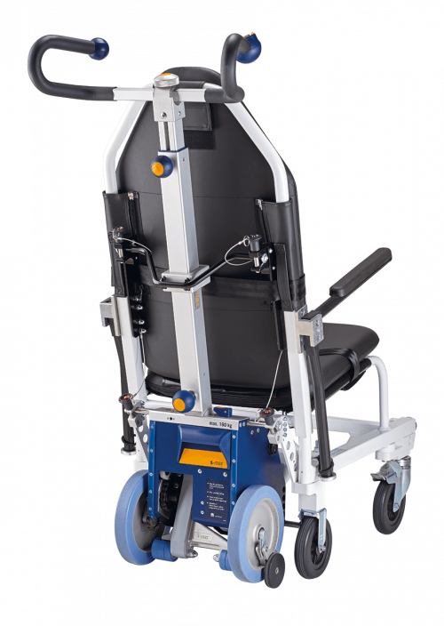 Das Bild zeigt die freigestellte Antriebs- und Griffeinheit des Treppensteiger s-max sella auf weißem Hintergrund. Sichtbar ist die graue Antriebseinheit mit Laufrädern und Sicherheitsbremsen, sowie die Griffeinheit mit Bedienteil. Der Treppensteiger ist über eine Halterung an einem Tragestuhl – hier im Beispiel ein Utila ALS 300 – angebaut.