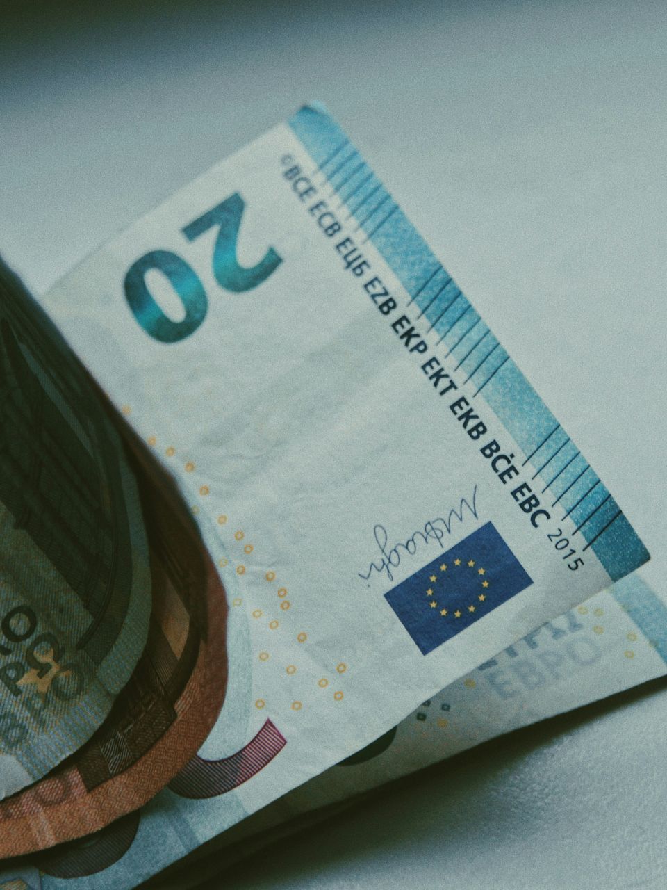 Das Bild zeigt zwei Hände, die einander halten. Dieses Bild soll symbolisch für das Thema „Antrag von mobilen Treppensteighilfen als Pflegehilfsmittel“ dienen.