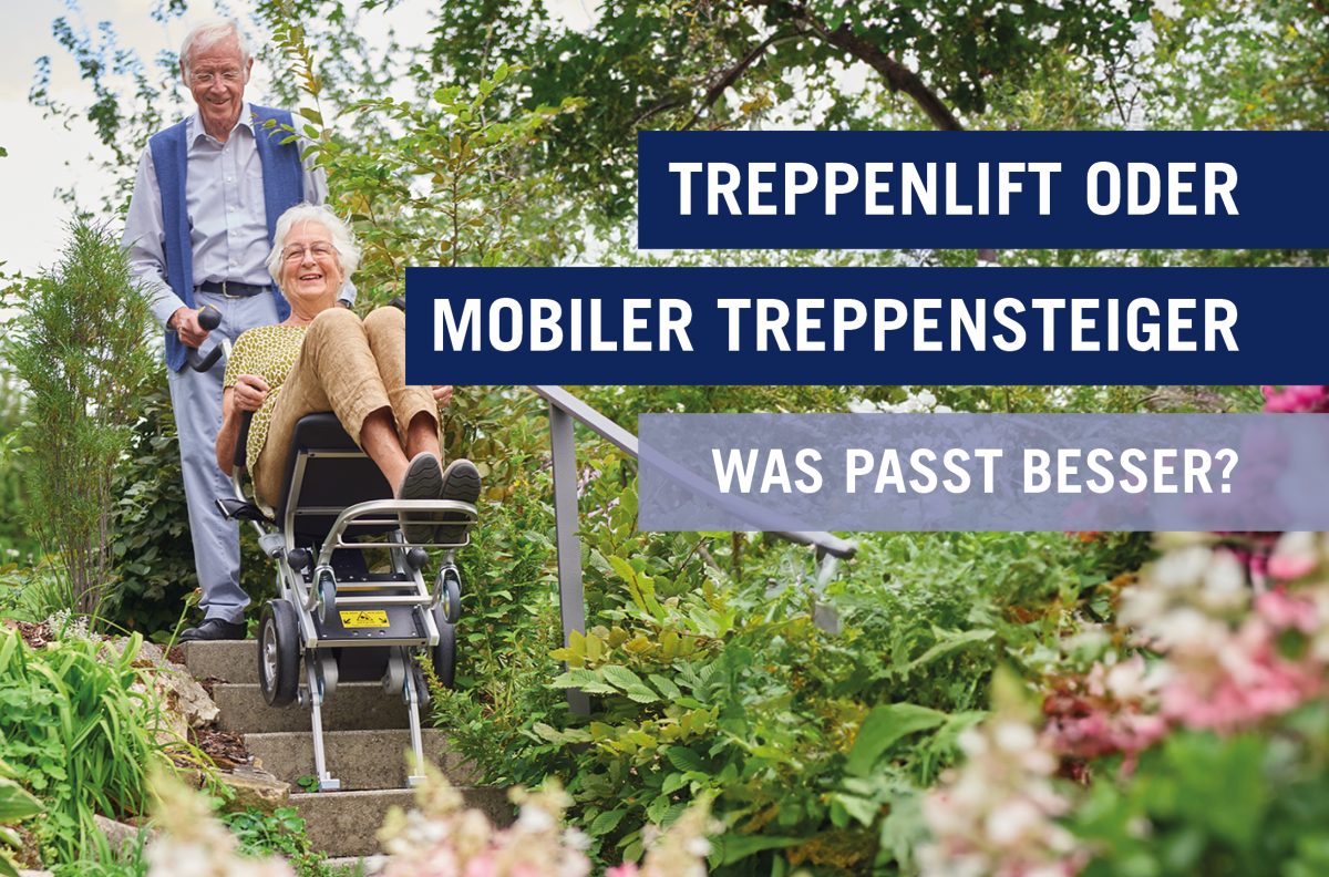Das Bild zeigt einen älteren Herrn, der eine ältere Frau auf einem mobilen Treppensteiger mit integriertem Sitz über eine Steintreppe im Garten transportiert. Auf dem Bild steht auch "Treppenlift oder mobiler Treppensteiger. Was ist besser?"