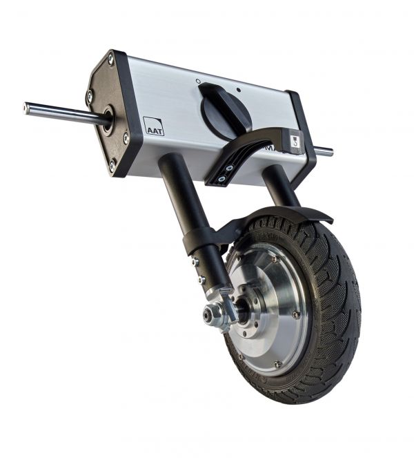 Das Bild zeigt die freigestellte Antriebseinheit der Schiebehilfe für Rollstühle V-MAX mini auf weißem Hintergrund. Zu sehen ist der komplette Antrieb von vorne. Es wird das silberne Gehäuse selbst, sowie der Entriegelungsschalter, die Führungsstangen und das Antriebsrad gezeigt. Das Antriebsrad besitzt ein sehr grobstolliges Profil, damit der Antrieb auch auf unwegsamem Gelände wie z. B. Schotter gewährleistet werden kann.