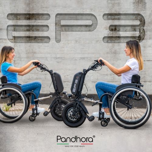 Das Bild zeigt zwei junge Frauen, die jeweils einen Rollstuhl mit Zuggerät von Pandhora EP3 nutzen.
