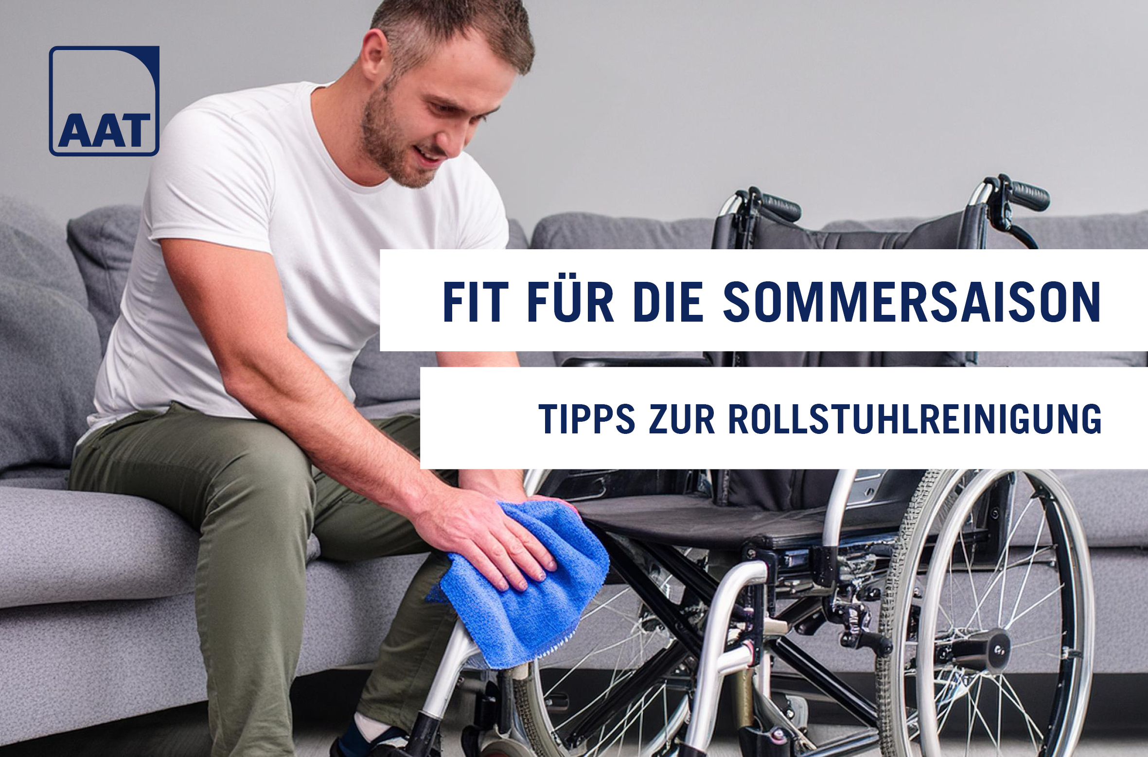 Das Bild zeigt einen Mann, der auf dem Sofa sitzt und seinen manuellen Rollstuhl mit einem blauen Tuch reinigt.