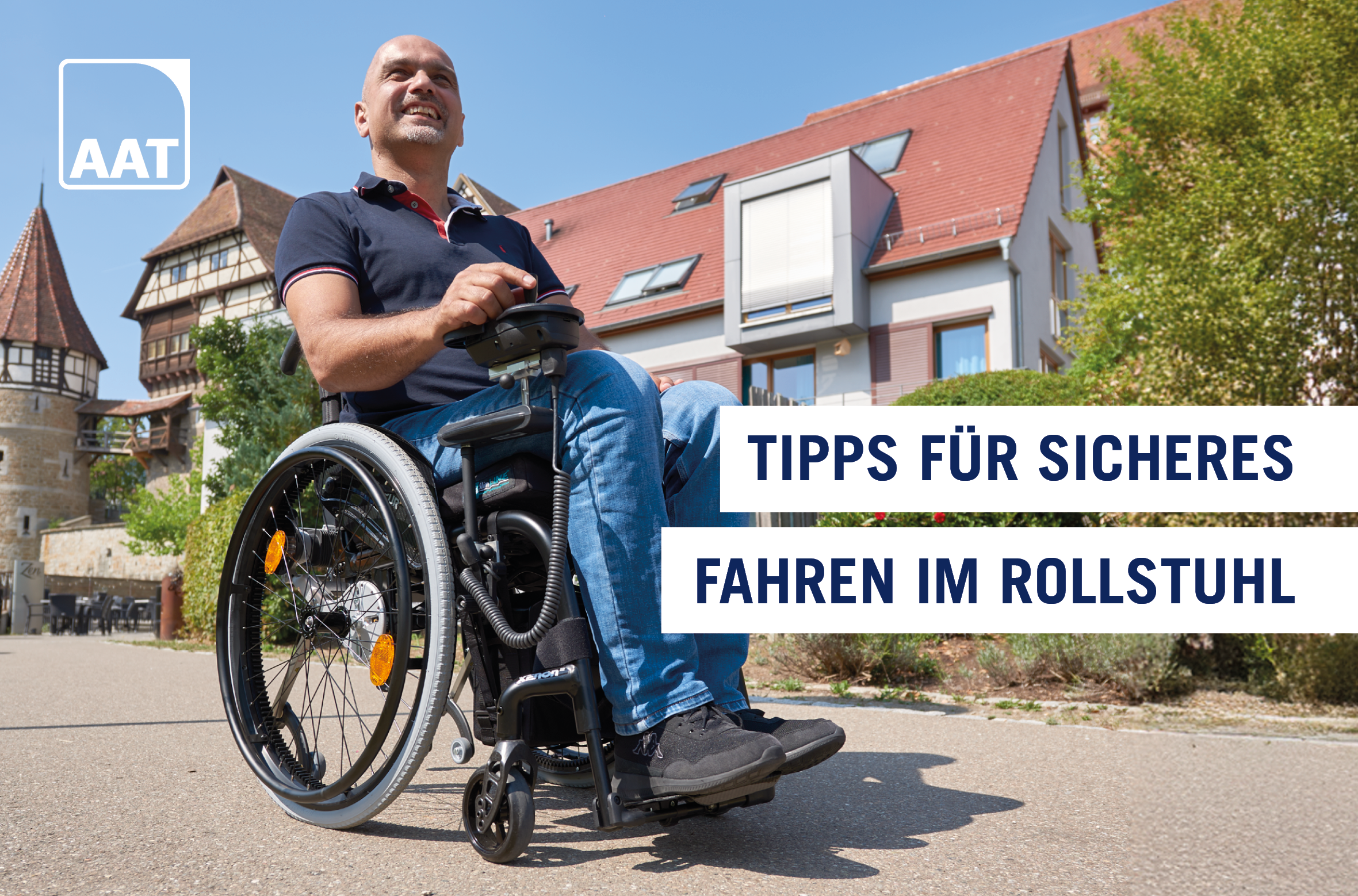 Das Bild zeigt einen Mann mittleren Alters, wie er mit seinem manuellen Standardrollstuhl, an den ein Zusatzantrieb MAX-E der Firma AAT angebracht wurde, durch eine Stad fährt. Das Bild trägt den Titel 