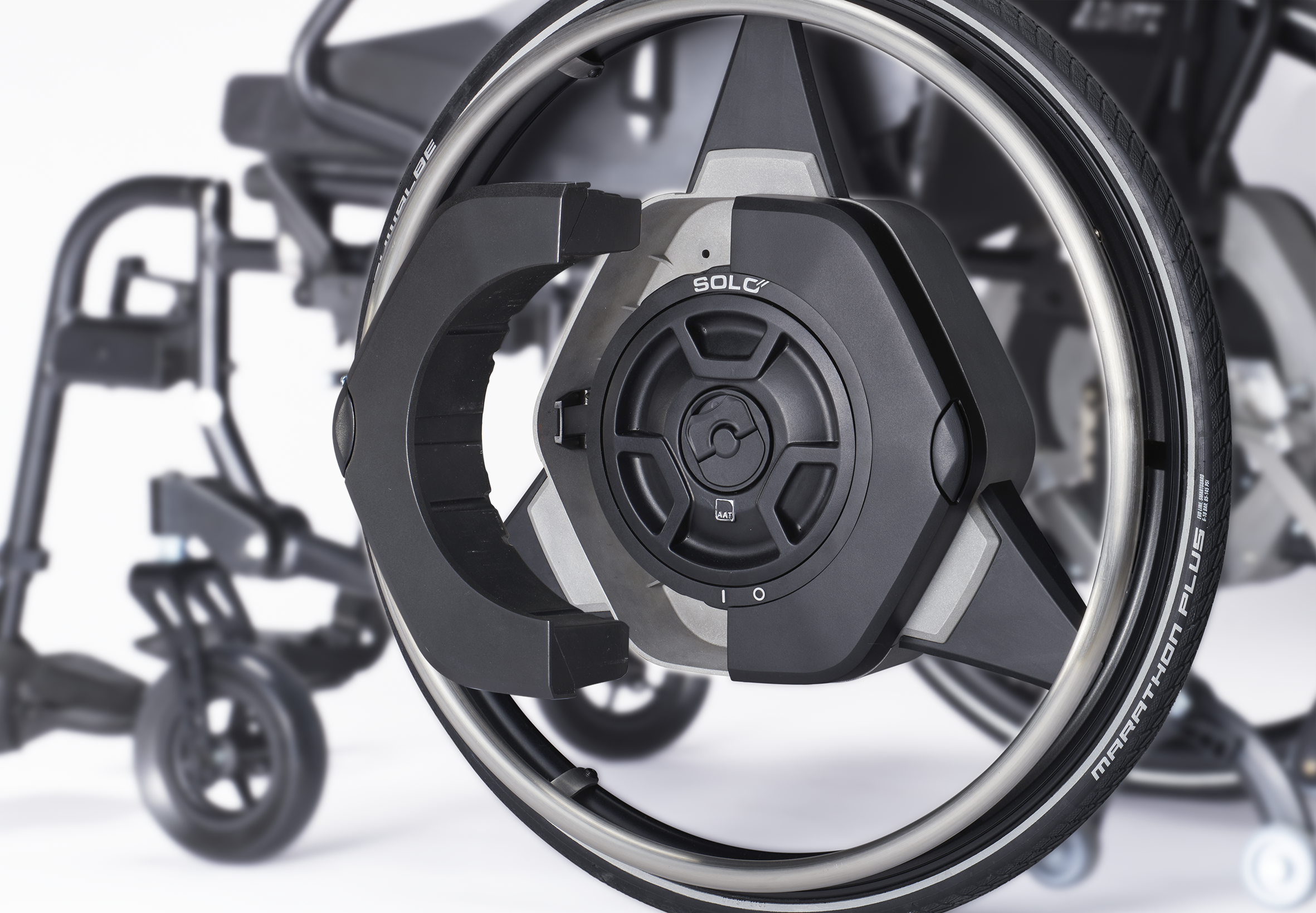 Das Bild zeigt eine Detailaufnahme des Antriebsrades des Zusatzantriebs für Rollstühle SOLO². Zu sehen ist eine Detailaufnahme des Antriebsrades mit seinen charakteristischen drei Speichen. Es wird außerdem gezeigt, wie der im Rad integrierte Akku entnommen werden kann.