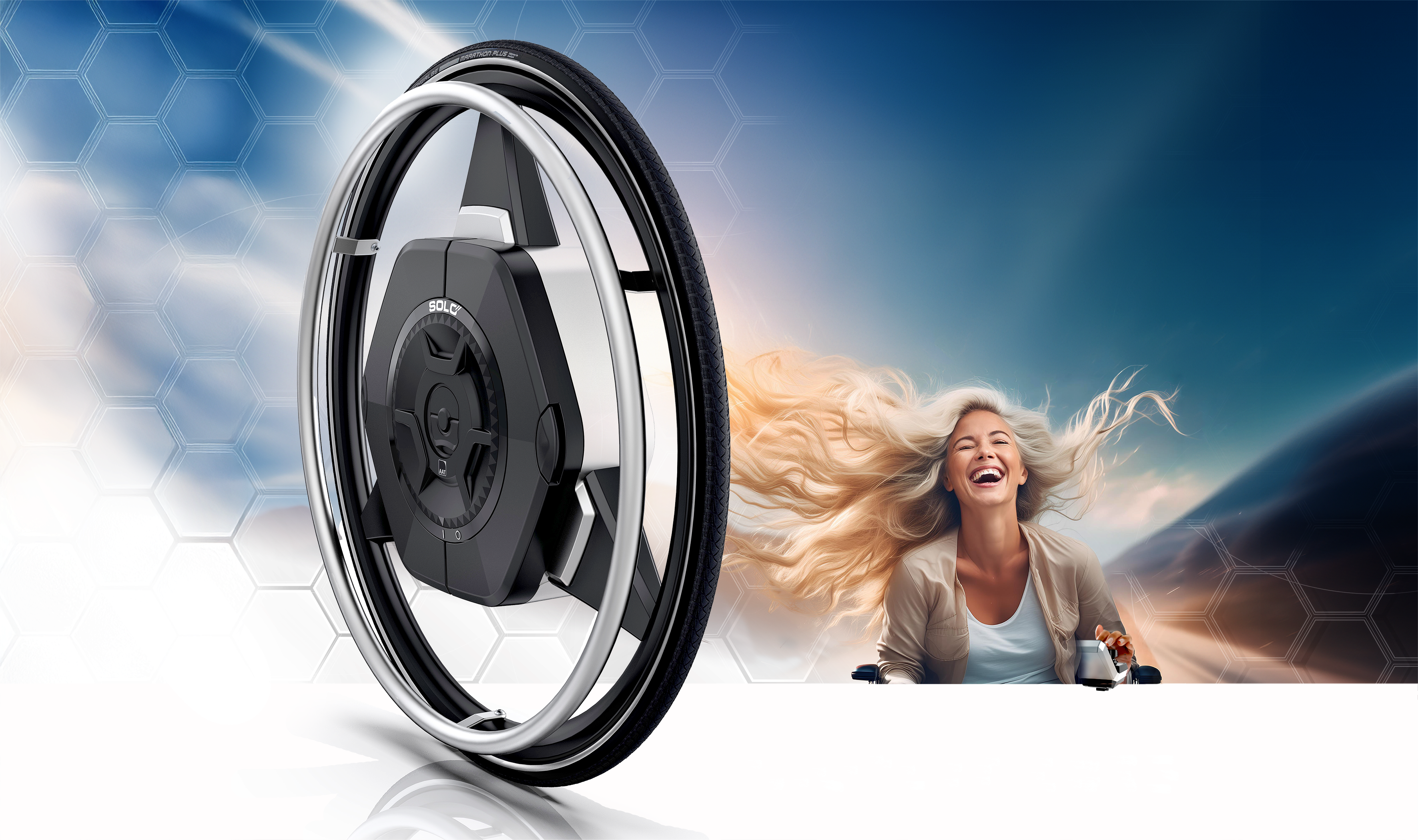 Das Bild zeigt das Antriebsrad des Rollstuhlantriebes SOLO² auf einem blauen Hintergrund. Rechts ist eine lachende Frau im Rollstuhl zu sehen, deren Haar im Wind weht. Mit der rechten Hand bedient sie das Bediengerät des SOLO².