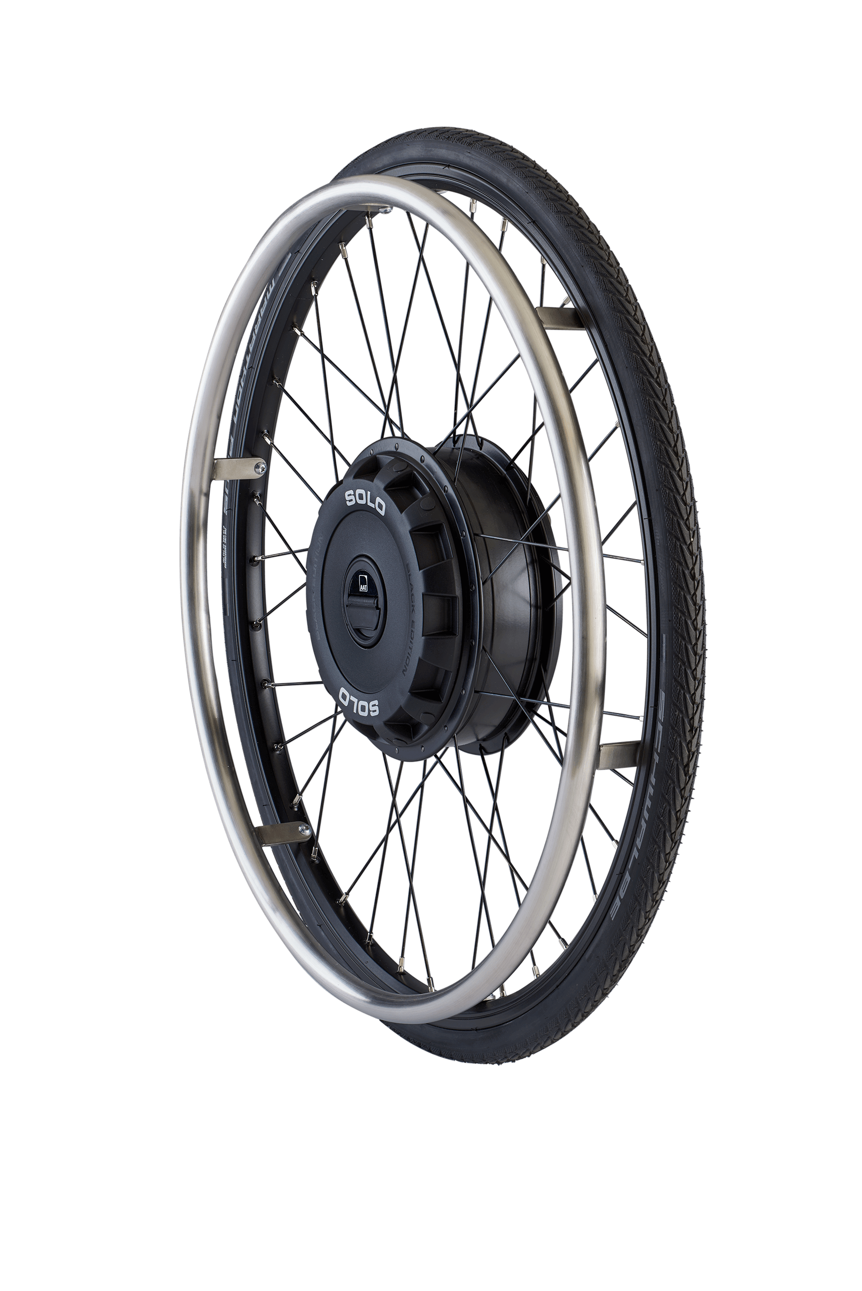 Das Bild zeigt das freigestellte Rad des Zusatzantrieb SOLO auf weißem Hintergrund. Zu sehen ist der schwarze Radnabenantrieb, mit schwarzen Speichen und schwarzer Rollstuhlreifen.