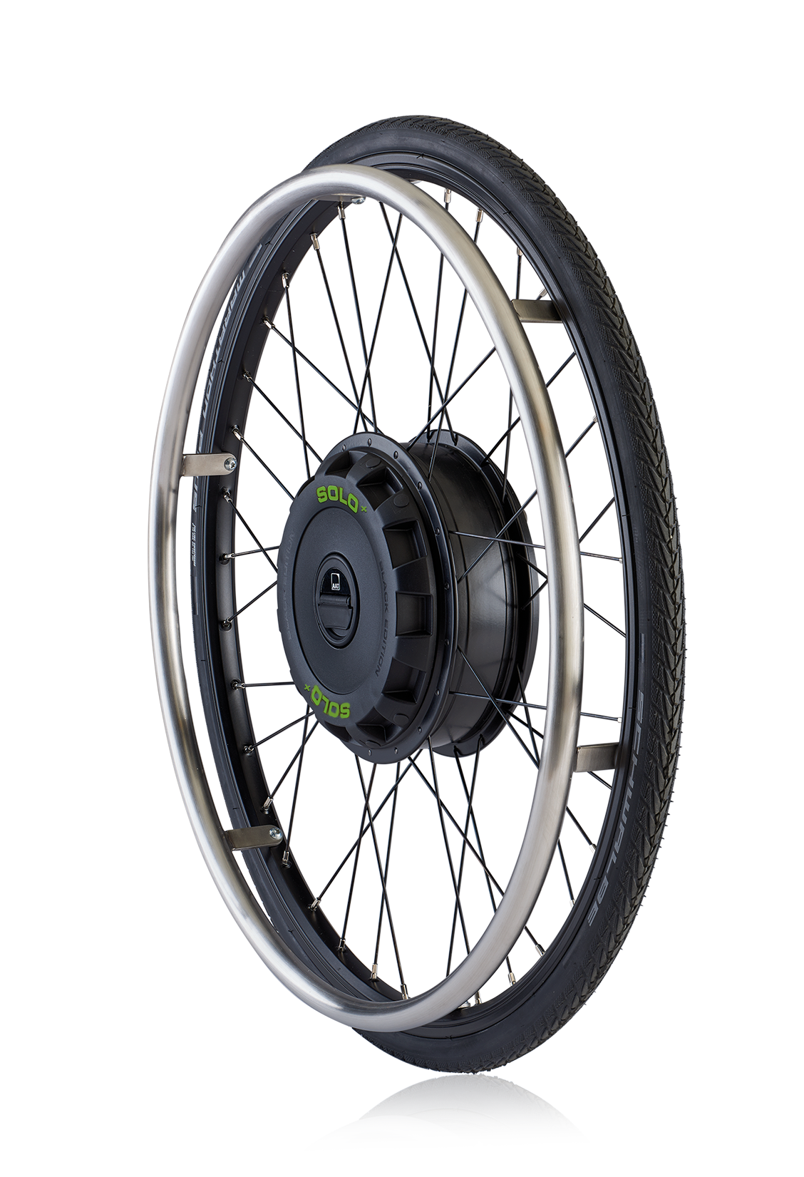 Das Bild zeigt das freigestellte Rad des Zusatzantrieb SOLO auf weißem Hintergrund. Zu sehen ist der schwarze Radnabenantrieb, mit schwarzen Speichen und schwarzer Rollstuhlreifen.
