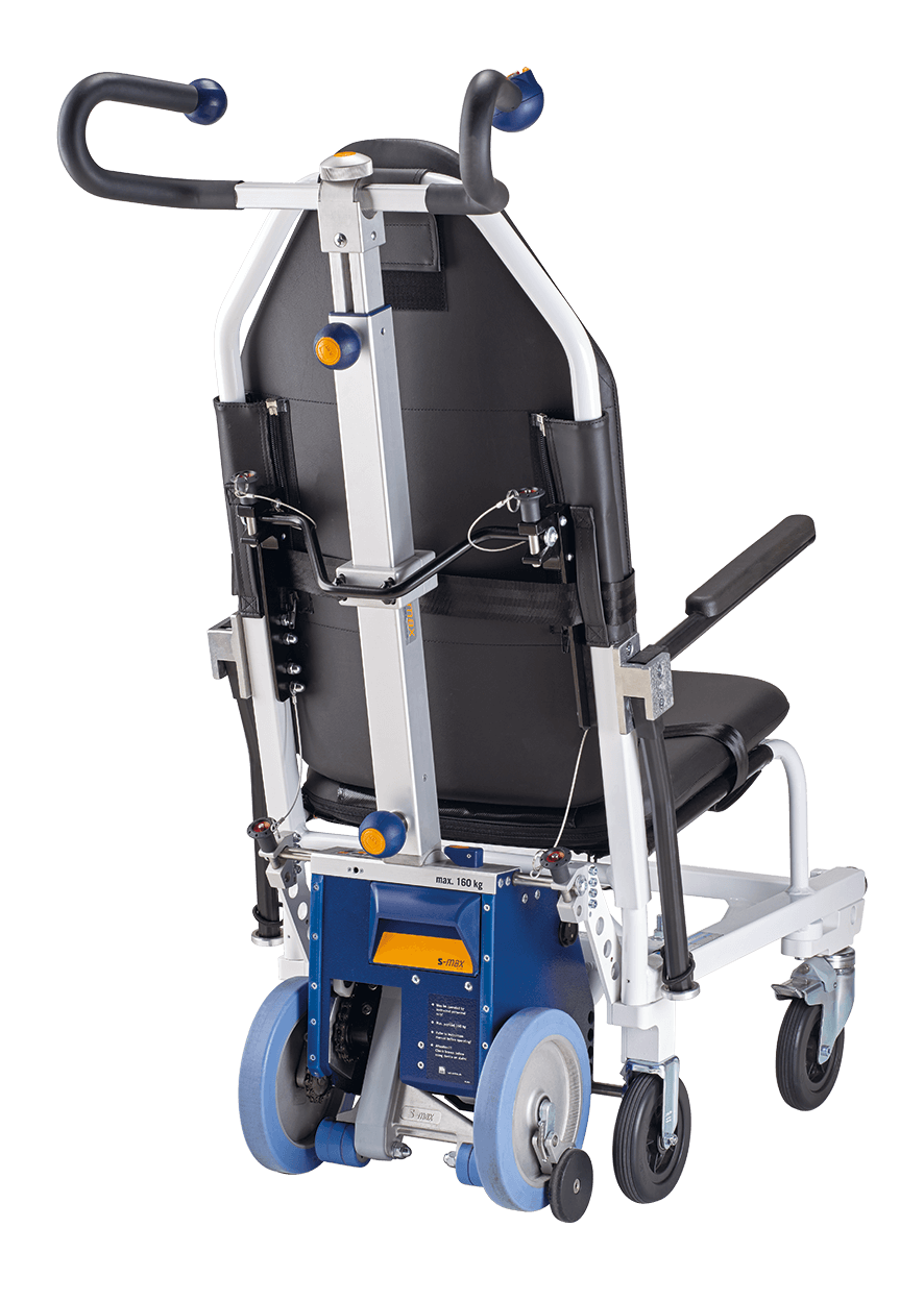 Das Bild zeigt die freigestellte Antriebs- und Griffeinheit des Treppensteiger s-max sella auf weißem Hintergrund. Sichtbar ist die graue Antriebseinheit mit Laufrädern und Sicherheitsbremsen, sowie die Griffeinheit mit Bedienteil. Der Treppensteiger ist über eine Halterung an einem Tragestuhl – hier im Beispiel ein Utila ALS 300 – angebaut. 