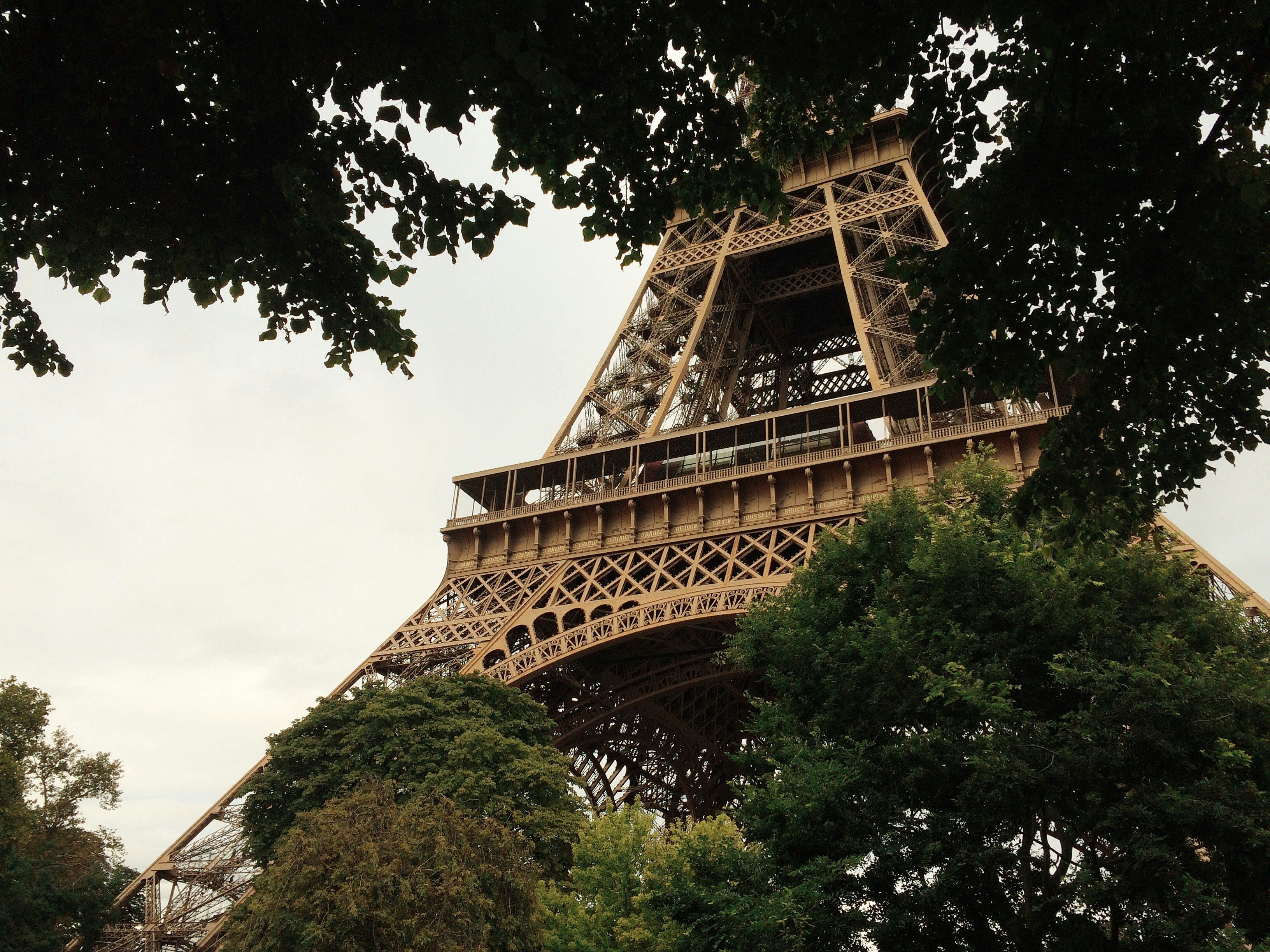Das Bild zeigt einen Ausschnitt des Eifelturms in Paris, welcher als sehr barrierefreies Wahrzeichen der Stadt betitelt wird.