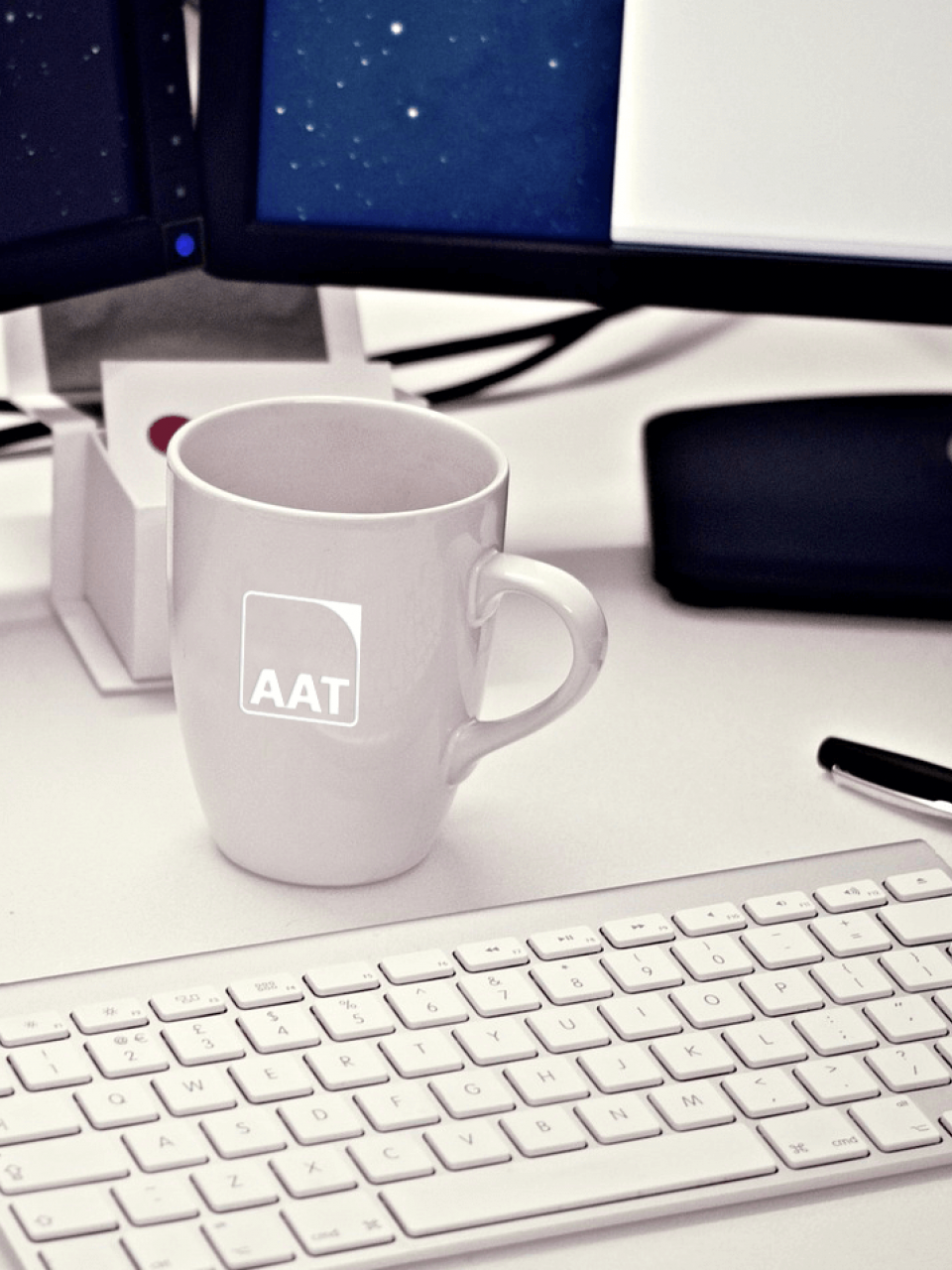 The picture shows a woman driving an elderly man in a wheelchair through a city centre with the help of the pushing and braking aid V-MAX2. This picture should stand for the information contribution on the topic of aids in the nursing home. 
