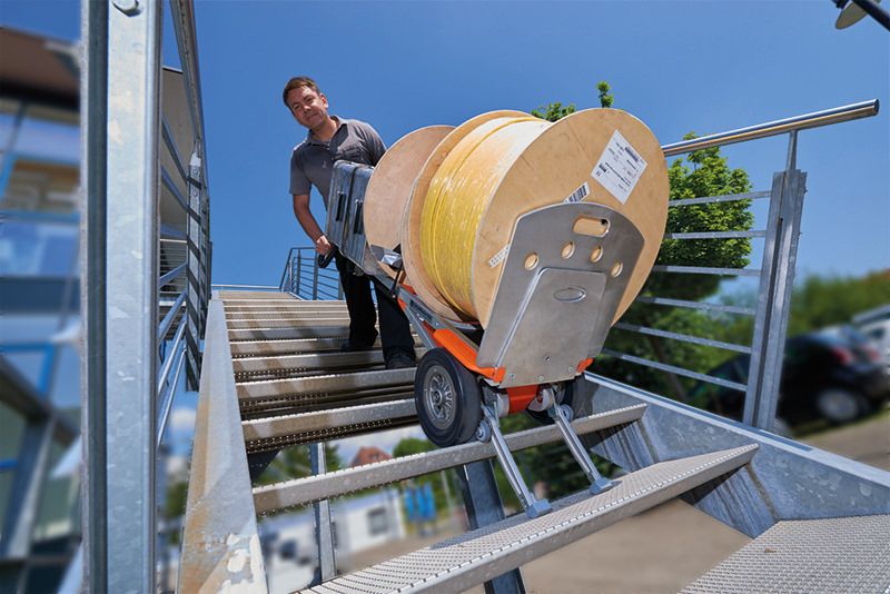 Das Bild zeigt den elektrischen Treppensteiger für Lasten CargoMaster CC-System