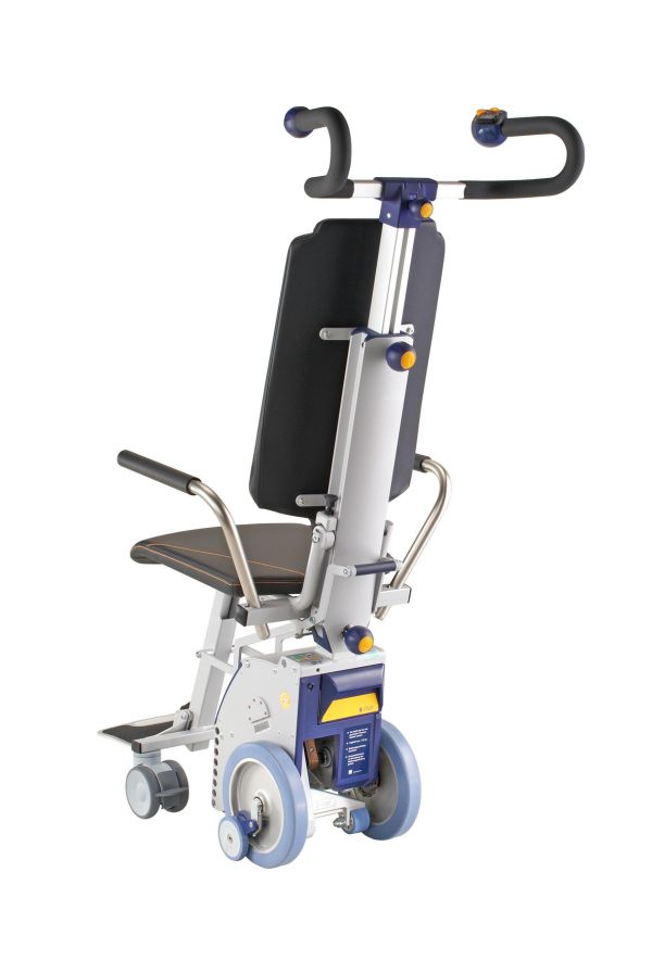 Das Bild zeigt die freigestellte Antriebs- und Griffeinheit des Treppensteiger s-max sella auf weißem Hintergrund. Sichtbar ist die graue Antriebseinheit mit Laufrädern und Sicherheitsbremsen, sowie die Griffeinheit mit Bedienteil. Am Treppensteiger befindet sich eine integrierte Sitzeinheit mit Sitzpolster, Rückenlehne und Armlehnen. 