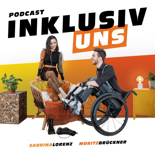 Das Bild zeigt das Cover des Podcasts Inklusiv UNS. Auf einem weißen Hintergrund ist ein Foto von Sabrina und Moritz platziert, wie sie gemeinsam in einem Wohnzimmer sitzen. Sabrina sitzt dabei auf der Lehne eines Korbseesels und trägt einen Sauerstoffschlauch. Moritz sitzt in einem Rollstuhl, welcher seitlich zur Kamera gedreht ist daneben. In schwarzer Schrift steht über ihren Köpfen der Podcast-Titel “Inklusiv Uns” geschrieben.