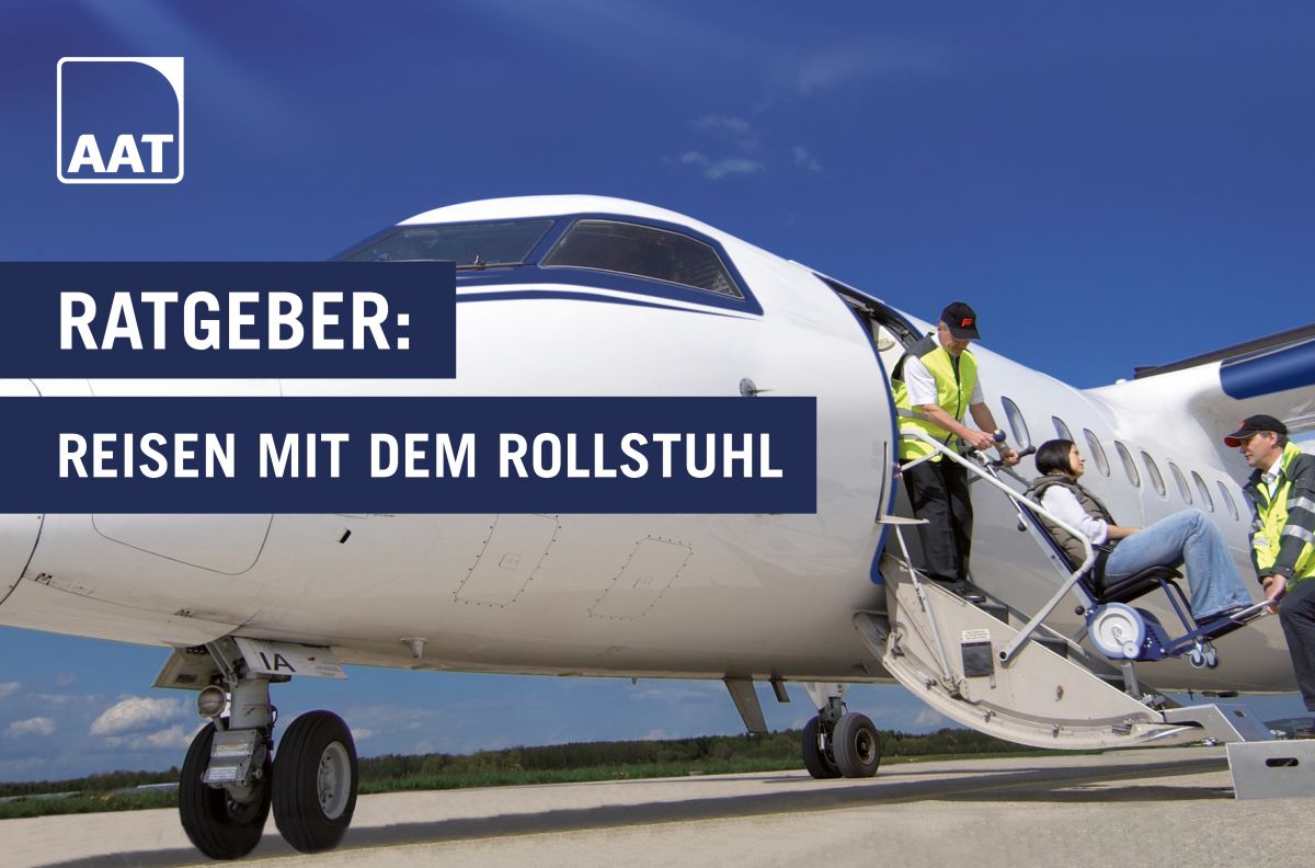 Das Bild zeigt ein kleines Flugzeug, das auf einem Flugplatz steht. Eine mobilitätseingeschränkte Frau mittleren Alters, wird von zwei Mitarbeitern des Bodenpersonals mit Hilfe eines mobilen Treppensteigers über die schmalen Treppen des Flugzeugs in das Flugzeug transportiert. Auf dem Bild ist der Titel des Blogbeitrages "Ratgeber: Reisen mit Rollstuhl" zu lesen.