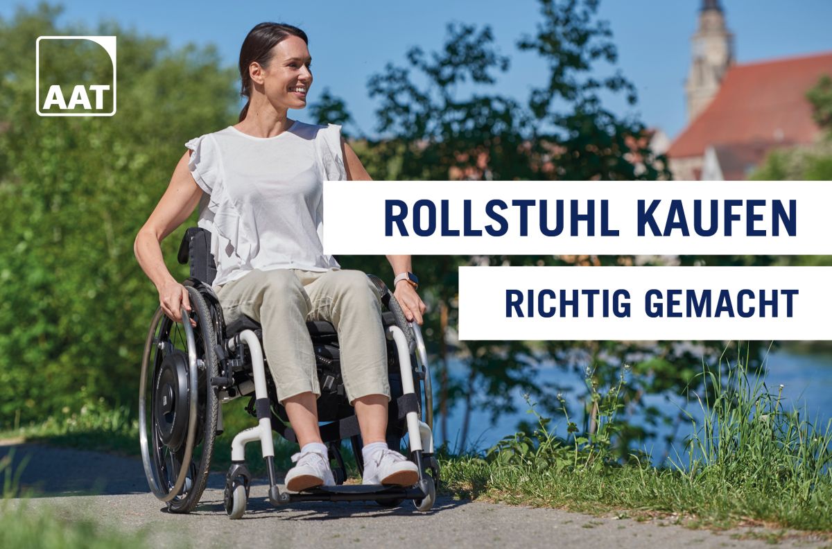 Das Bild zeigt einen älteren Mann im Rollstuhl, der von einer jungen Frau geschoben wird. Am Rollstuhl befindet sich eine Schiebhilfe für Rollstühle V-MAX mini, welche die Frau beim Schieben unterstützt.