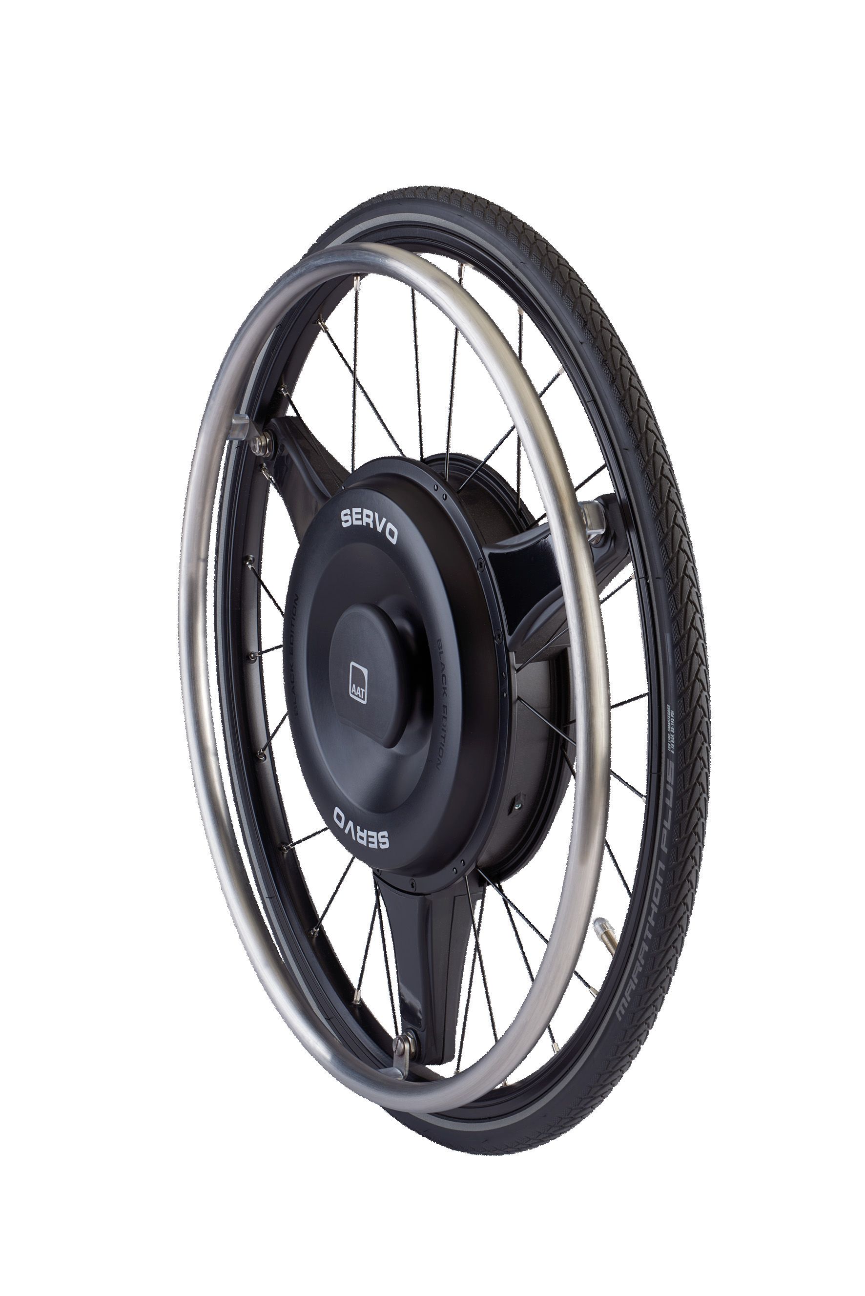 Auf dem Bild ist das freigestellte Rad des SERVO-Antriebs auf weißem Hintergrund zu sehen. Es handelt sich um einen schwarzen schlichten Radnabenantrieb mit silbernen Speichen und einem schwarzen Rollstuhlreifen.