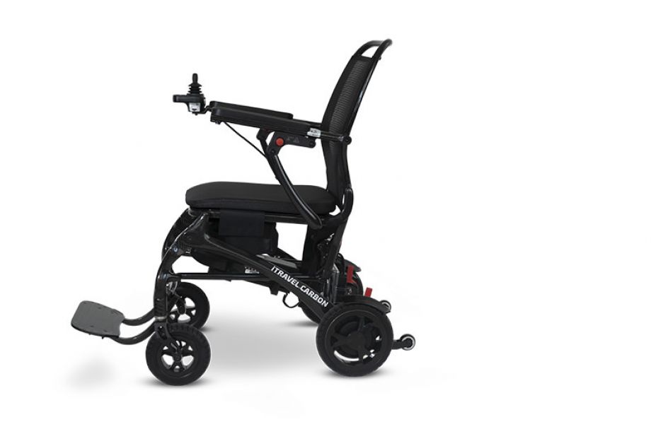 Das Bild ist Schwarz-Weiß und zeigt einen Detailausschnitt des Rollstuhl-Zusatzantrieb MAX-E. Der Fokus liegt auf der sich drehenden Antriebswelle. Diese Antriebswelle treibt die Zahnkränze im Rollstuhlrad direkt an.