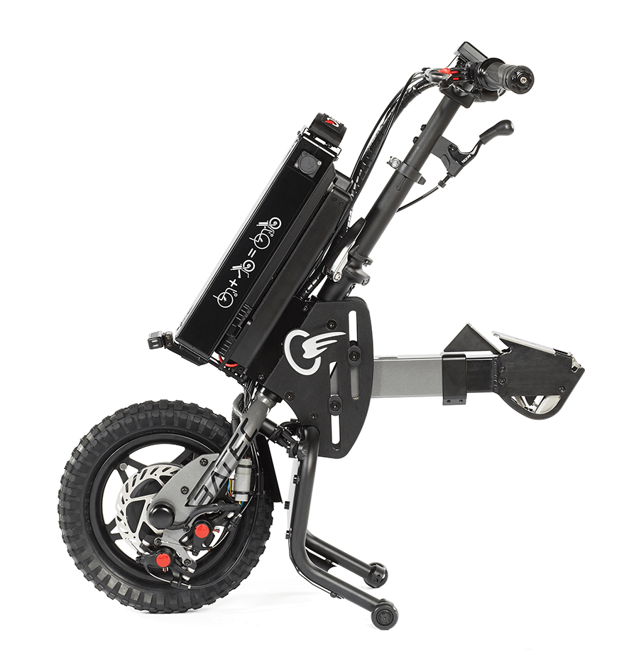 Das Bild zeigt das Rollstuhlzuggerät BATEC MINI 2 als Freisteller auf einem weißen Hintergrund. Zu sehen ist das Zuggerät selbst, die Lenkeinheit, der Akkupack, das grobstollige Antriebsrad, sowie der einzigartige Mudguard und die Dockingbar zur Befestigung am Rollstuhl. Das Gerät hat die Farben Schwarz und Grau.   