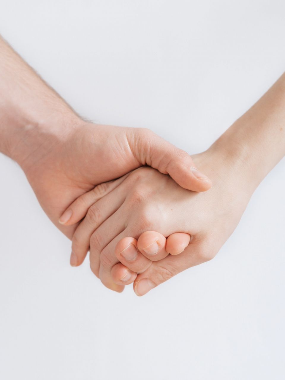 Das Bild zeigt zwei Hände, die einander halten.  Dieses Bild soll symbolisch für das Thema „Antrag von mobilen Treppensteighilfen als Pflegehilfsmittel“ dienen. 